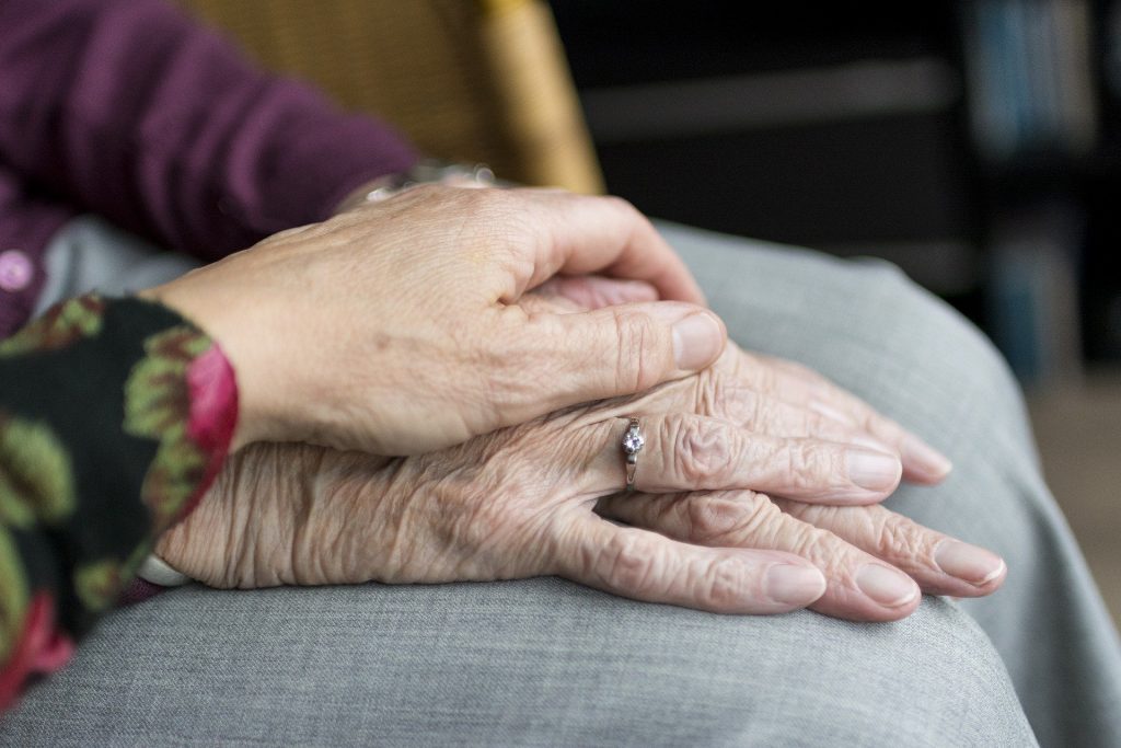 Comment prendre soin d’une personne âgée ?